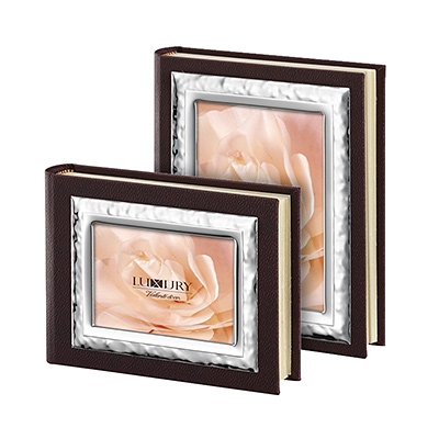 Album für hineinzuklebende Fotos mit Silberornament; Hersteller: Valenti & Co